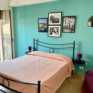 Stanza In Condiviso Double With Private Bathroom And Balcony In A Shared House , Catania Italia